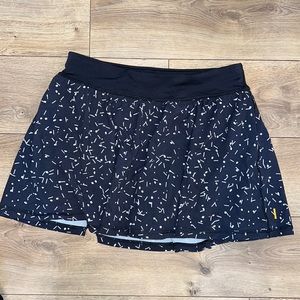 Lucy brand women’s skirt with built in shorts. Looks new. Size Small.